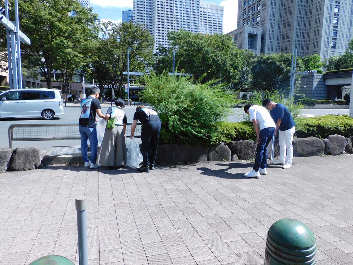 person cleaning a park for world cleanup day tokyo